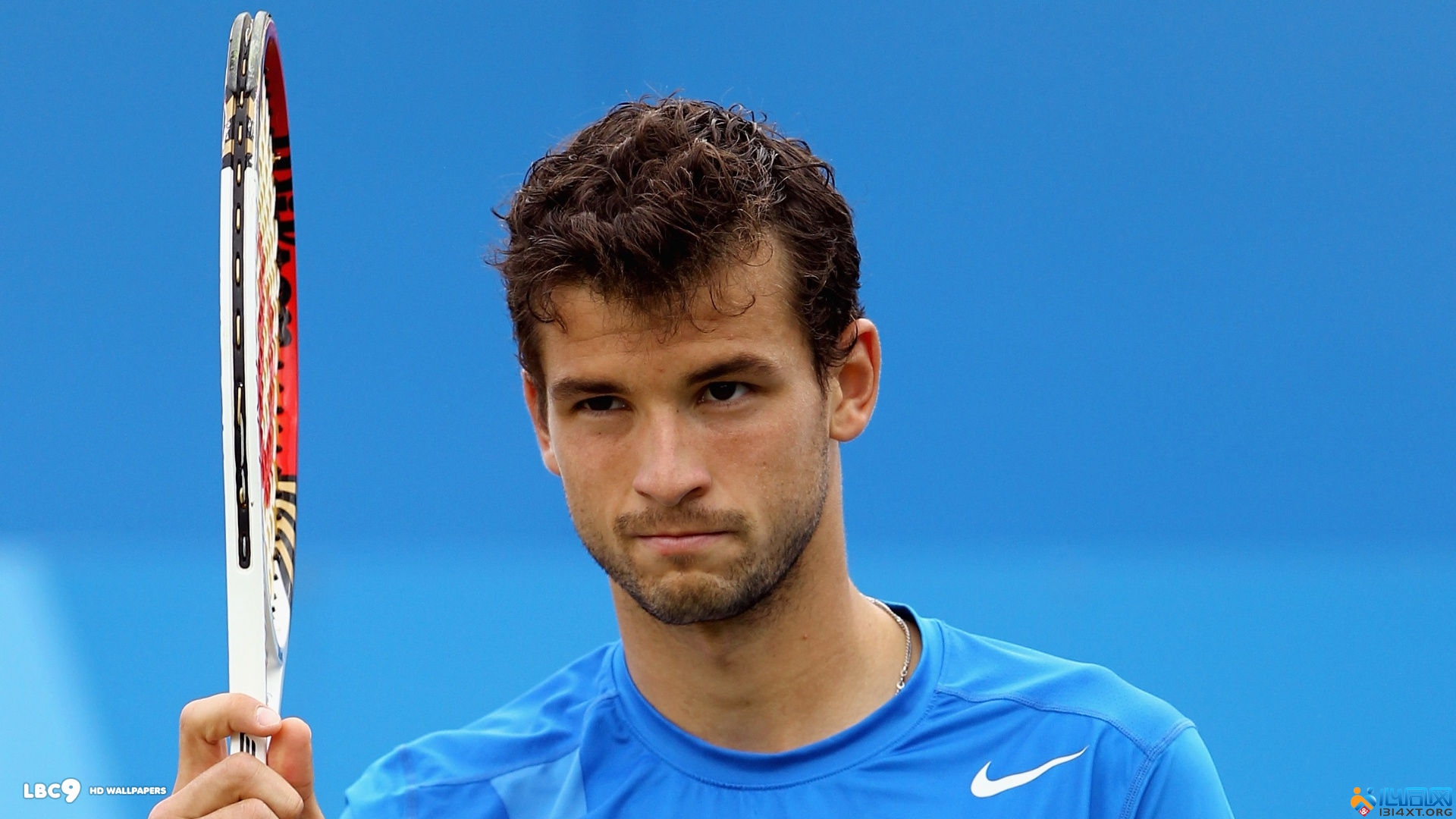 她展现出良 她展现出良